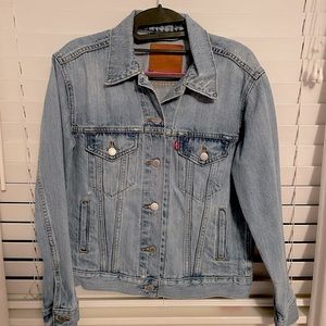 Womens Levi’s denim jacket